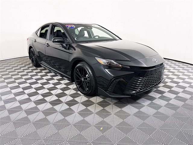 2025 Toyota Camry SE's photo