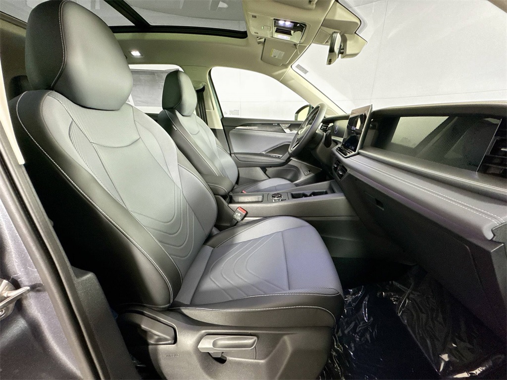 2025 Volkswagen Tiguan SE photo 9