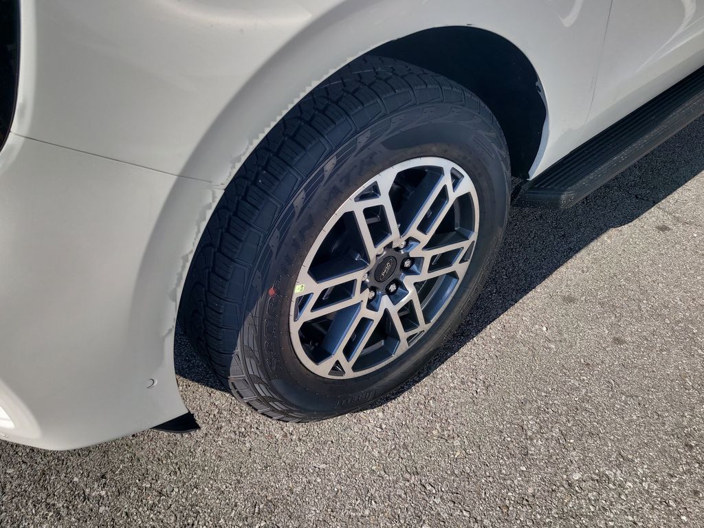 2025 Ford Expedition photo 9