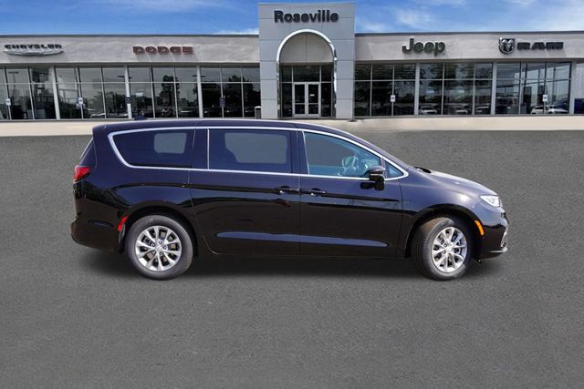 2026 Chrysler Pacifica photo 2