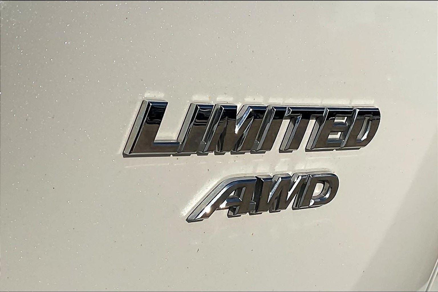 2017 Toyota RAV4 Limited photo 8
