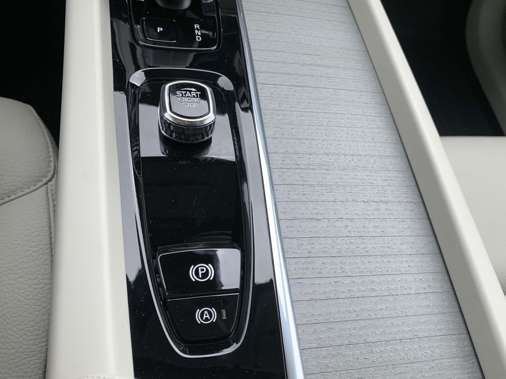 2025 Volvo XC60 T8 Plus photo 20