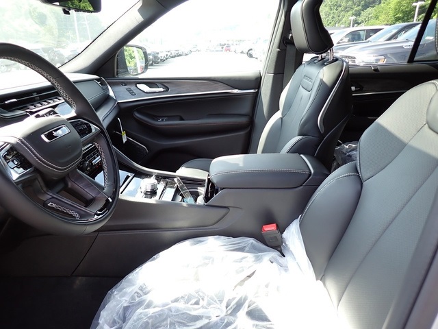 2025 Jeep Grand Cherokee Overland photo 11