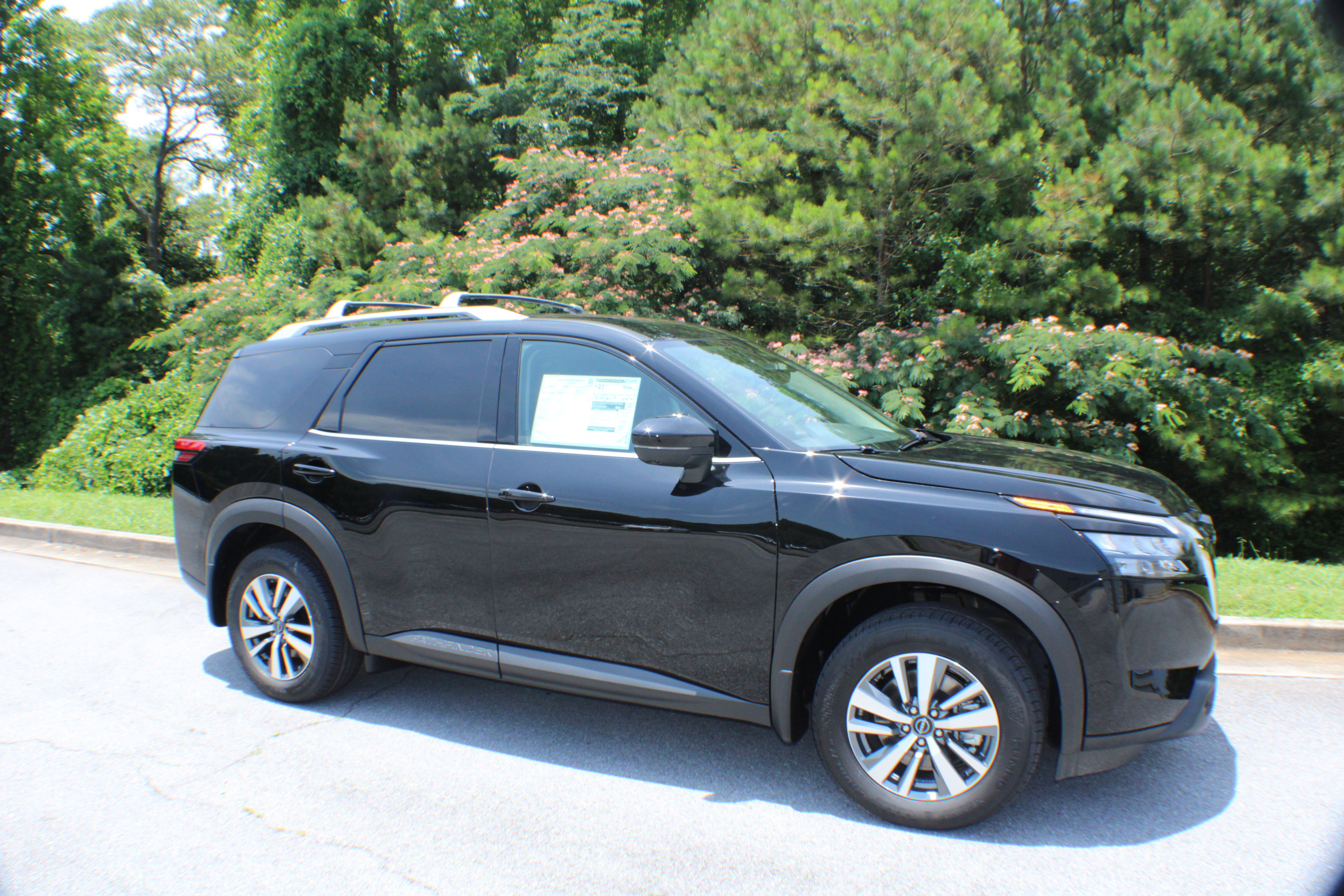 2025 Nissan Pathfinder SL's photo