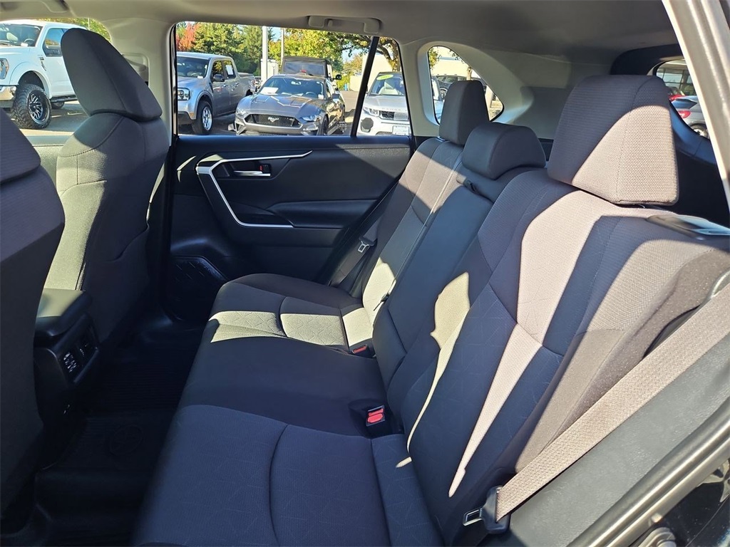 2023 Toyota RAV4 Hybrid XLE photo 26