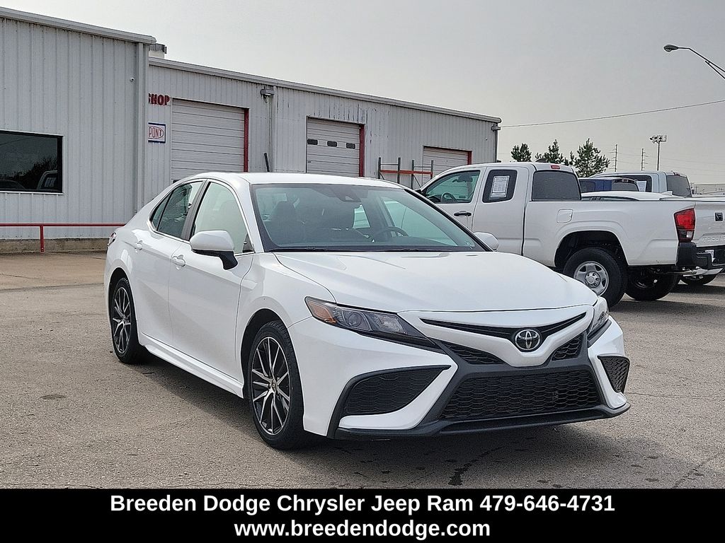 2024 Toyota Camry SE's photo