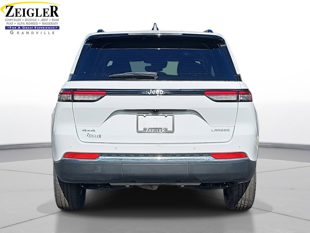 2023 Jeep Grand Cherokee Laredo photo 3