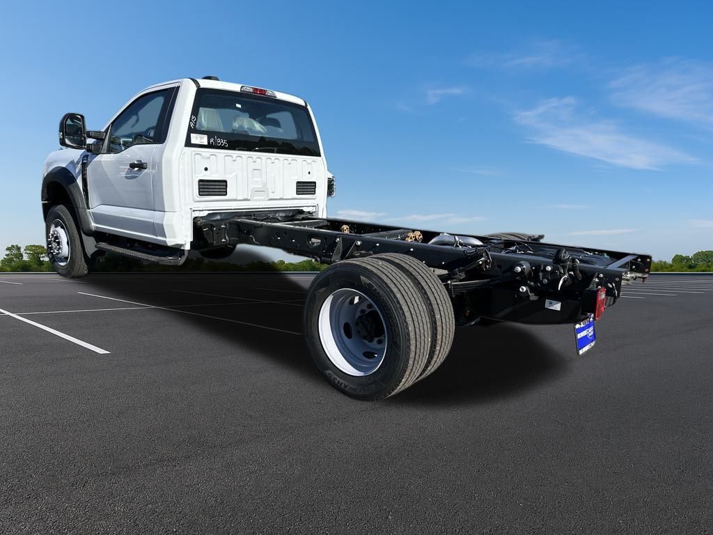 2025 Ford F-600 photo 3
