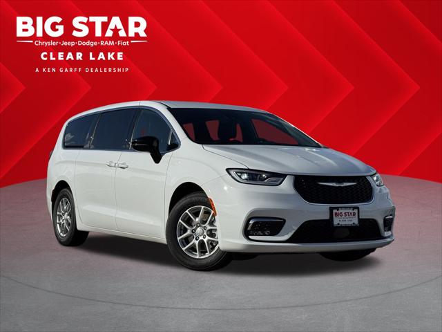 2026 Chrysler Pacifica Select's photo