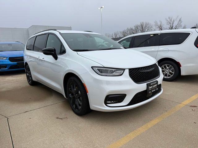 2026 Chrysler Pacifica Select's photo