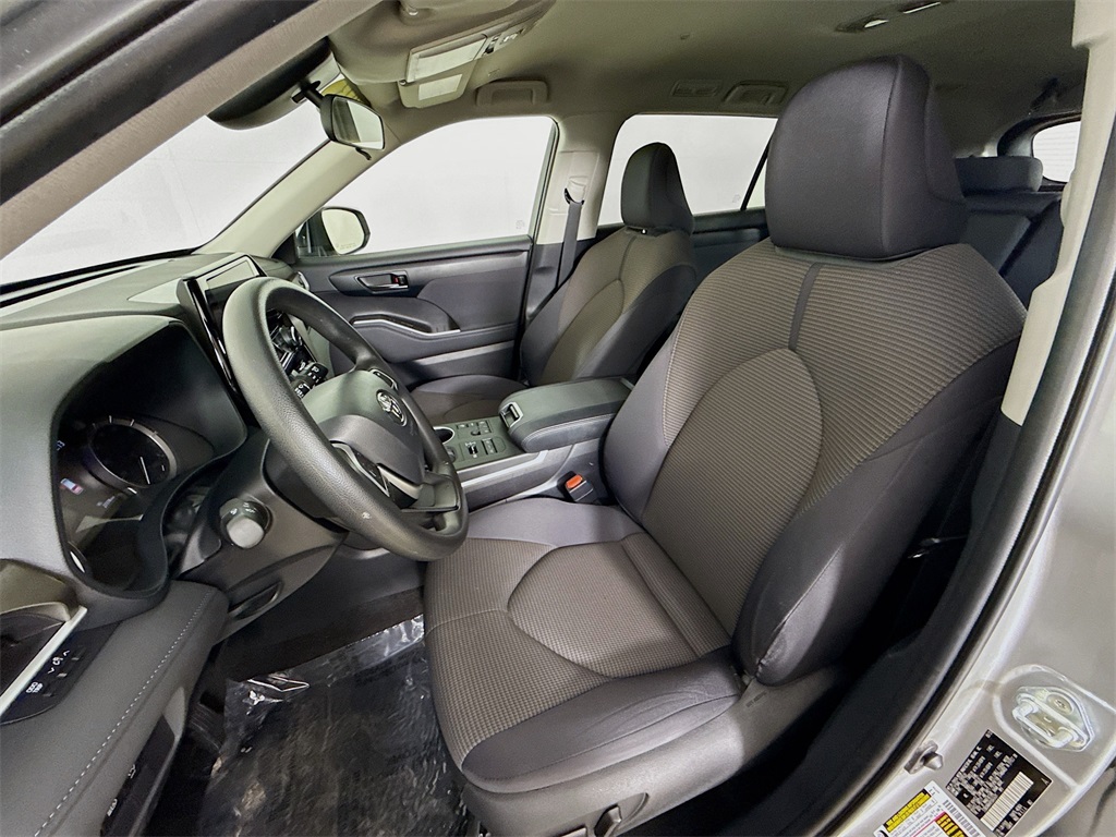 2023 Toyota Highlander L photo 18