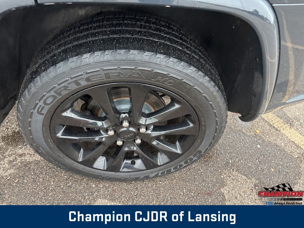 2017 Jeep Grand Cherokee Altitude photo 3