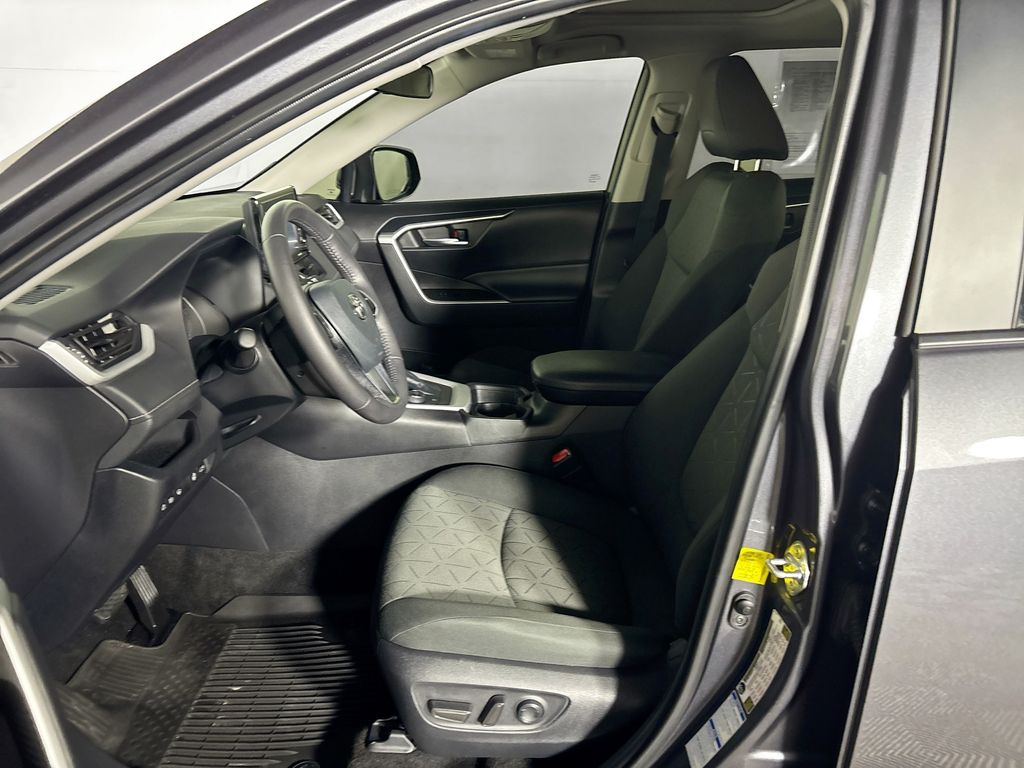 2021 Toyota RAV4 Hybrid XLE photo 7