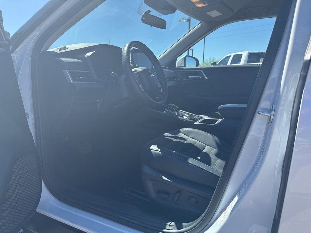 2024 Mitsubishi Outlander SE Black Edition photo 5