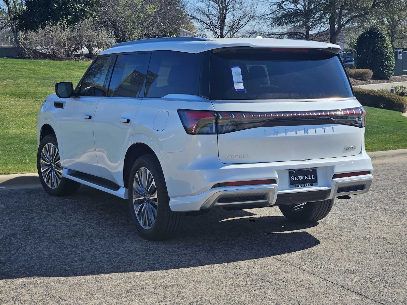 2025 Infiniti QX80 Luxe photo 3