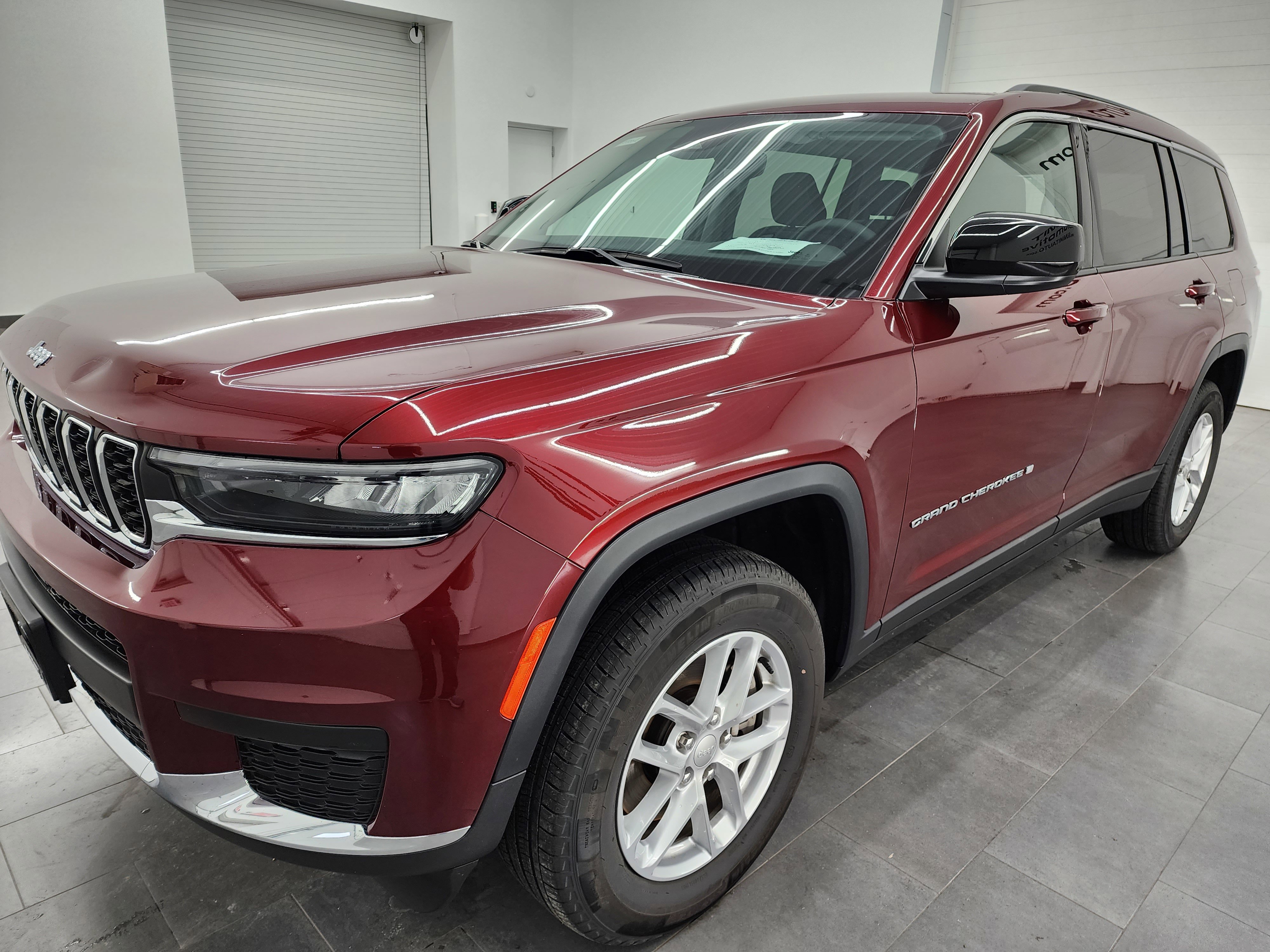 2023 Jeep Grand Cherokee Laredo photo 3