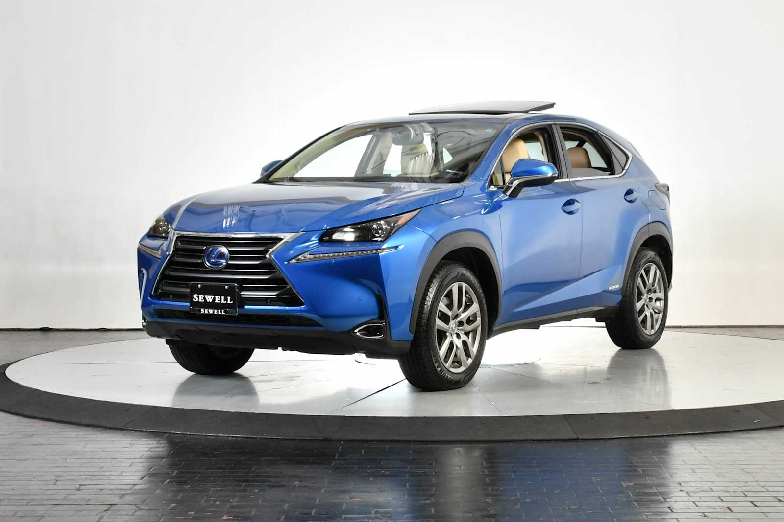 2016 Lexus NX 300h's photo