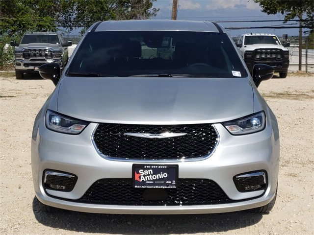 2026 Chrysler Pacifica photo 3