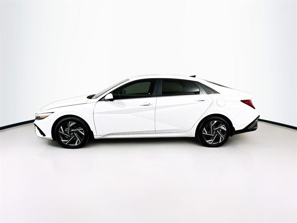 2025 Hyundai Elantra SEL Convenience photo 2