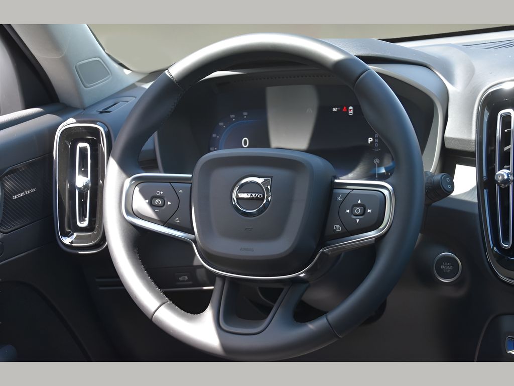 2025 Volvo XC40 photo 15