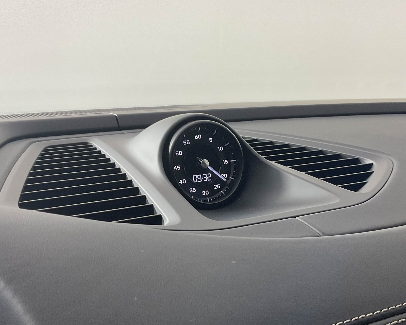 2025 Porsche Macan Electric photo 19