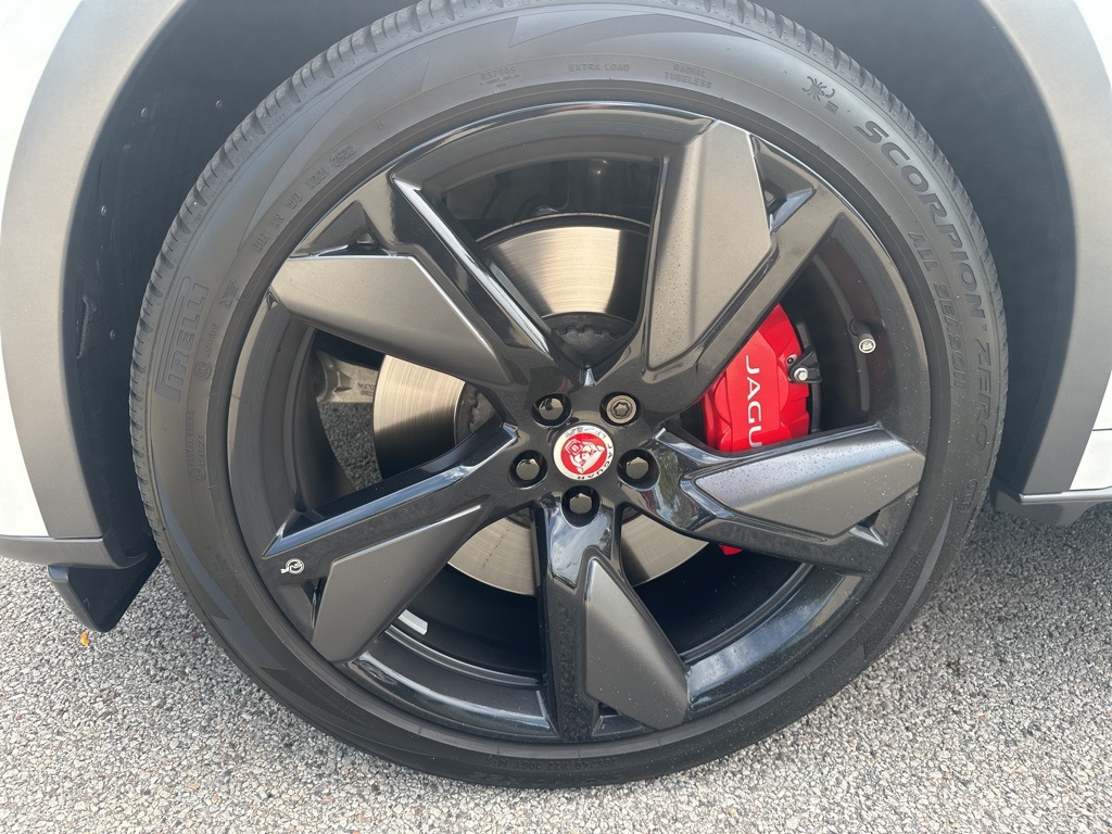 2023 Jaguar F-PACE SVR photo 31