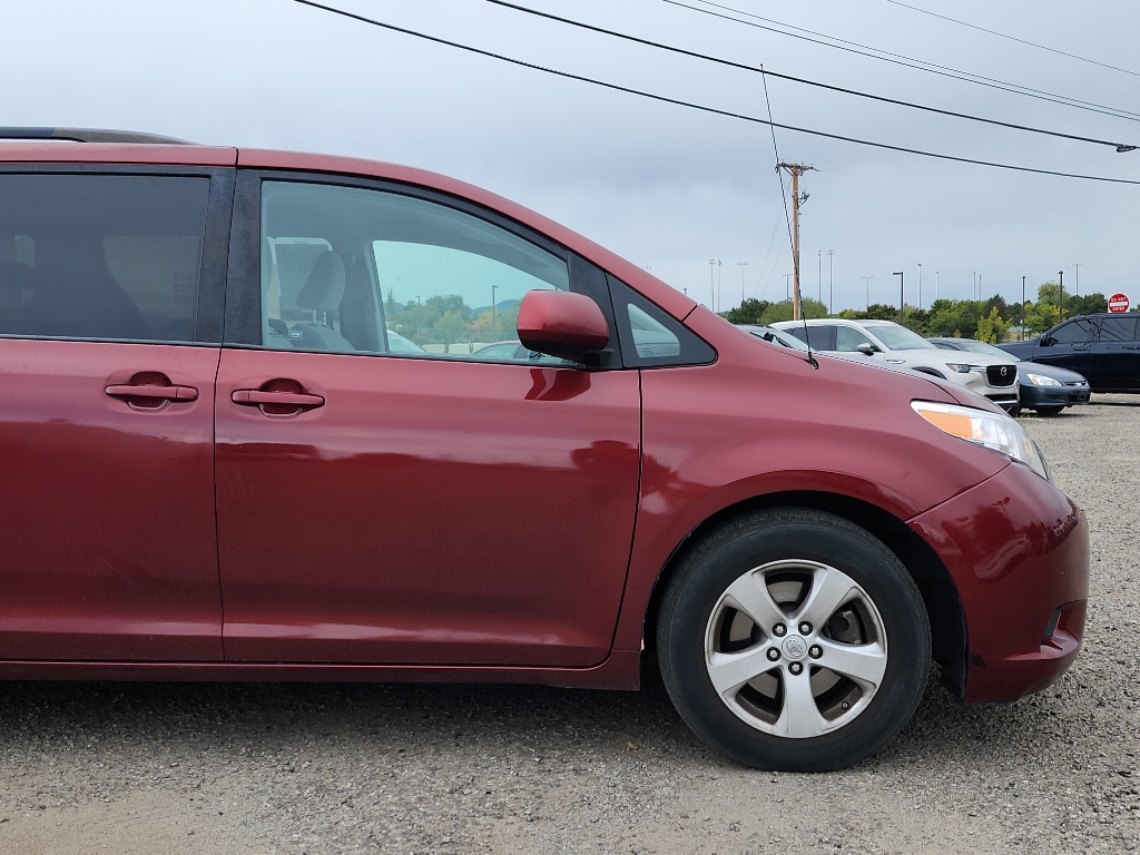 2012 Toyota Sienna LE photo 4
