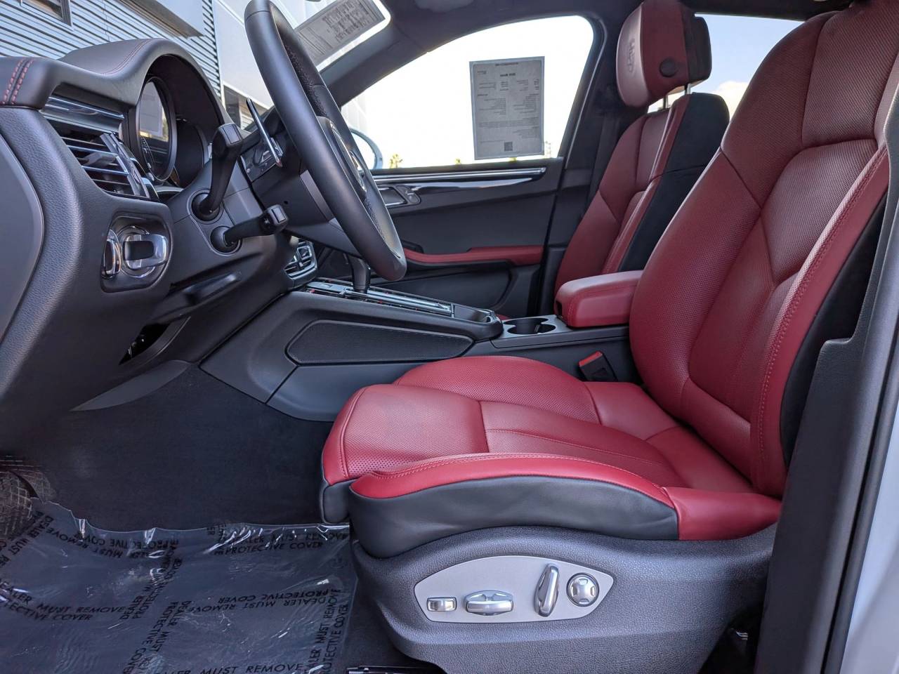 2025 Porsche Macan Base photo 2