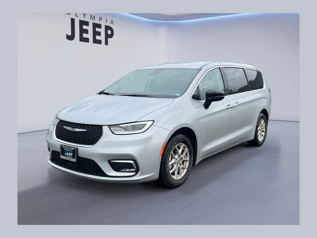 2024 Chrysler Pacifica Touring L's photo