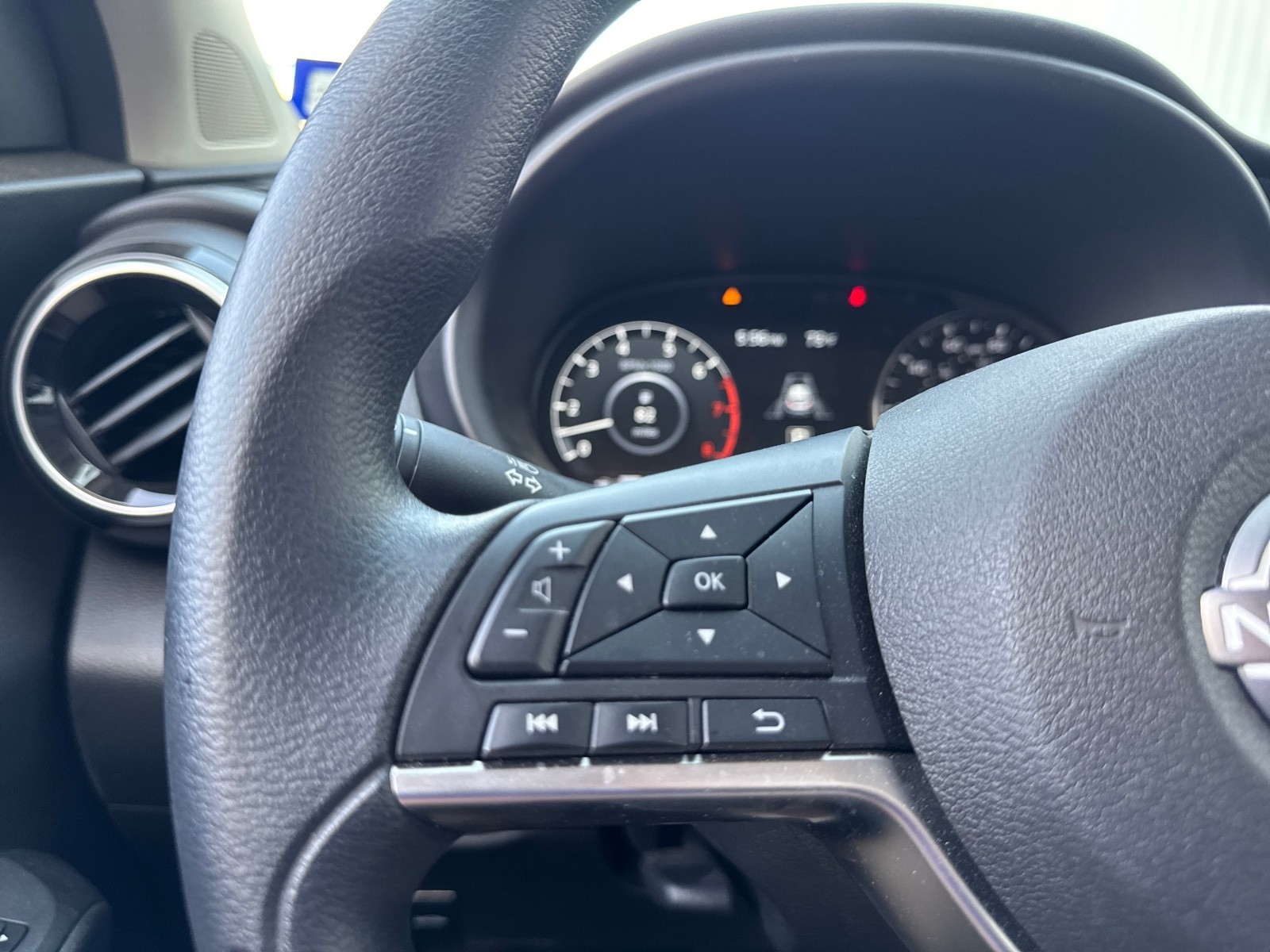 Used 2024 WHITE Nissan SV image 22