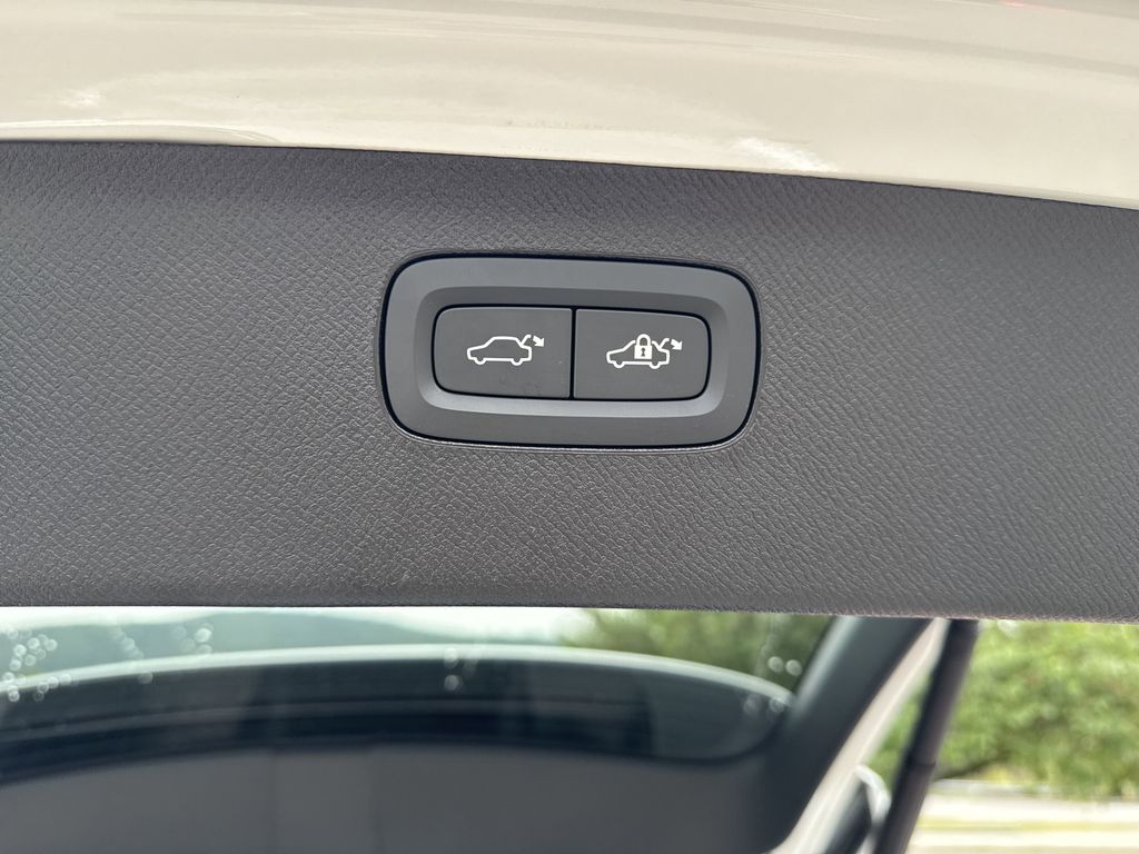 2025 Volvo XC90 Core photo 14
