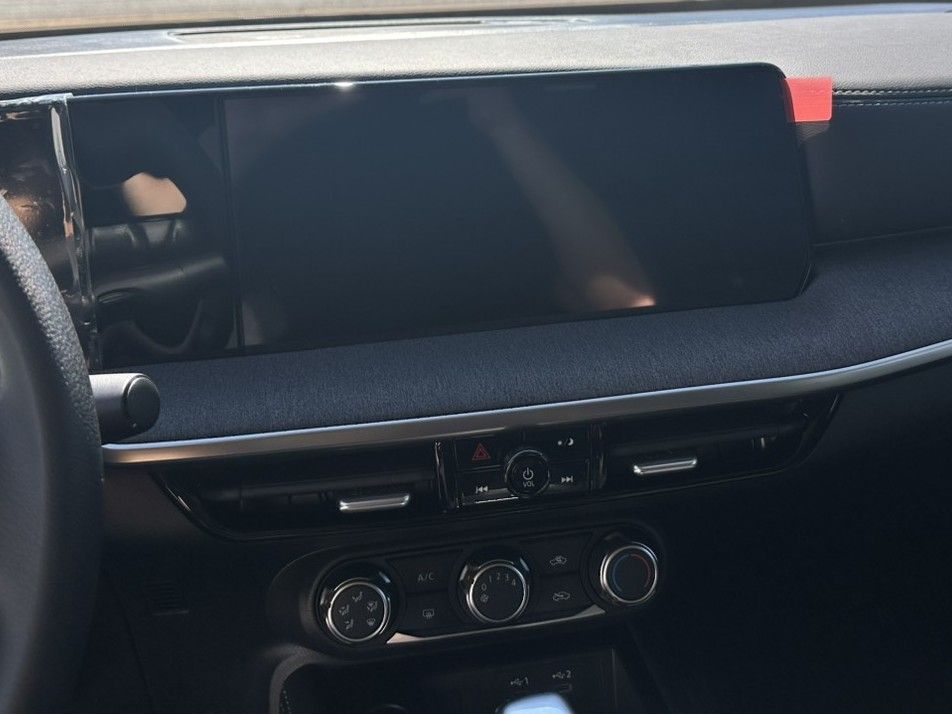2025 Nissan Kicks SV photo 17