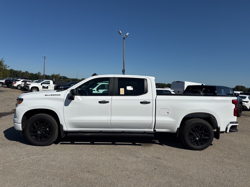 2023 Chevrolet Silverado 1500 Custom photo 2