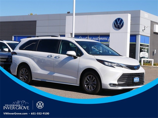 2023 Toyota Sienna XLE's photo