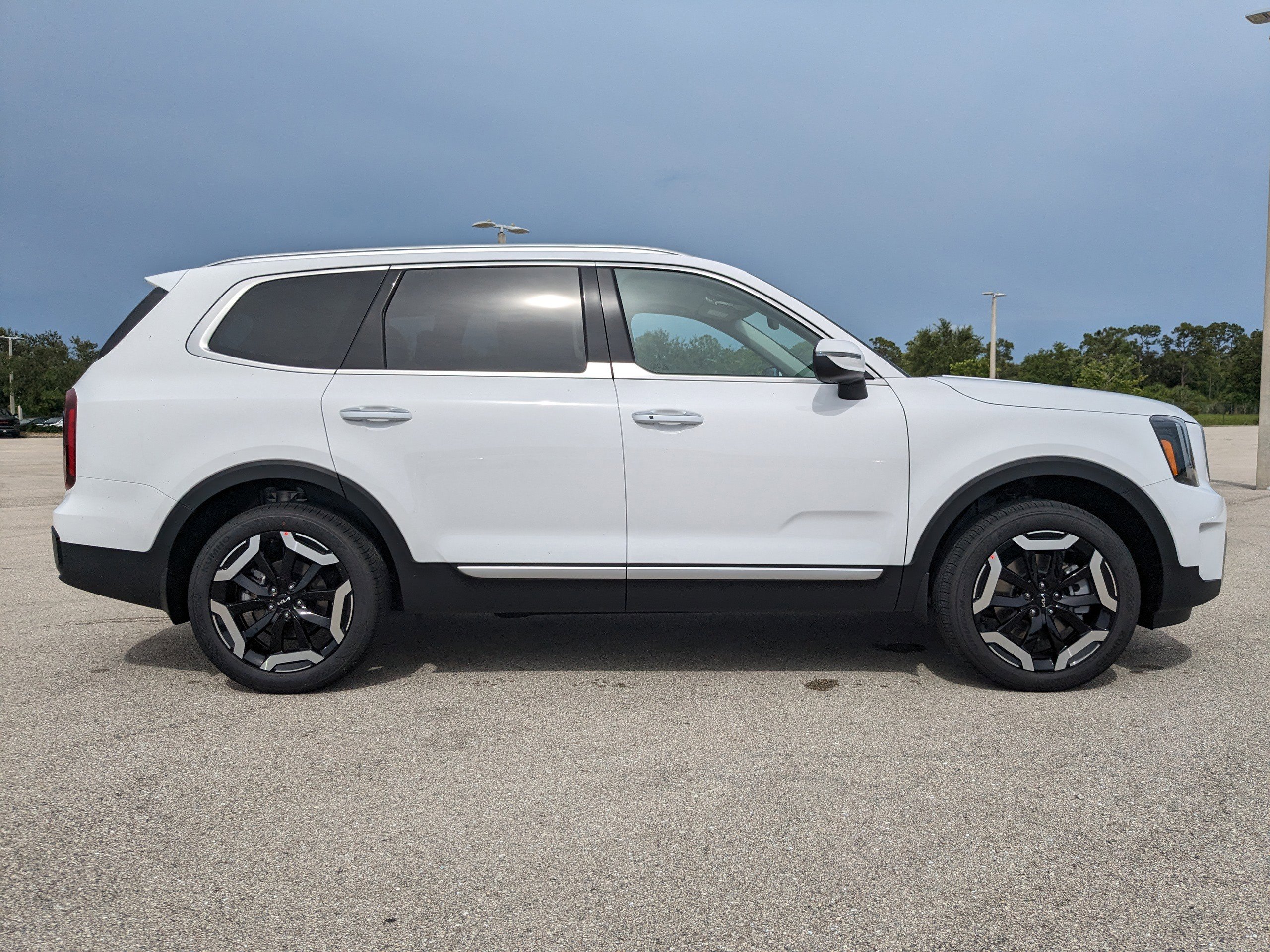 2025 Kia Telluride S photo 2
