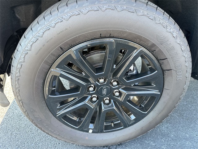 2025 Ford F-150 Platinum photo 2