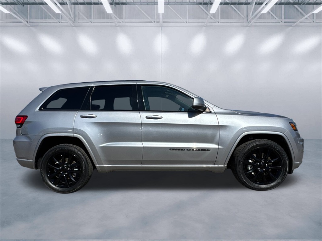 2021 Jeep Grand Cherokee Laredo X photo 2