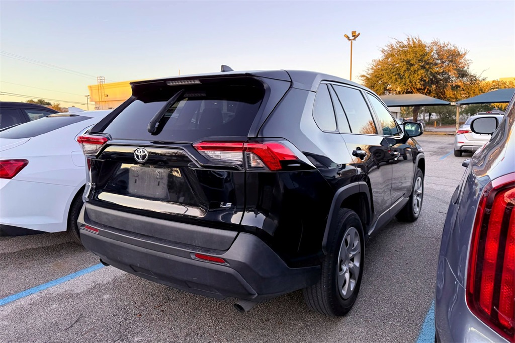 2022 Toyota RAV4 LE photo 3