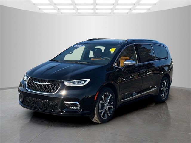 2025 Chrysler Pacifica Pinnacle photo 3