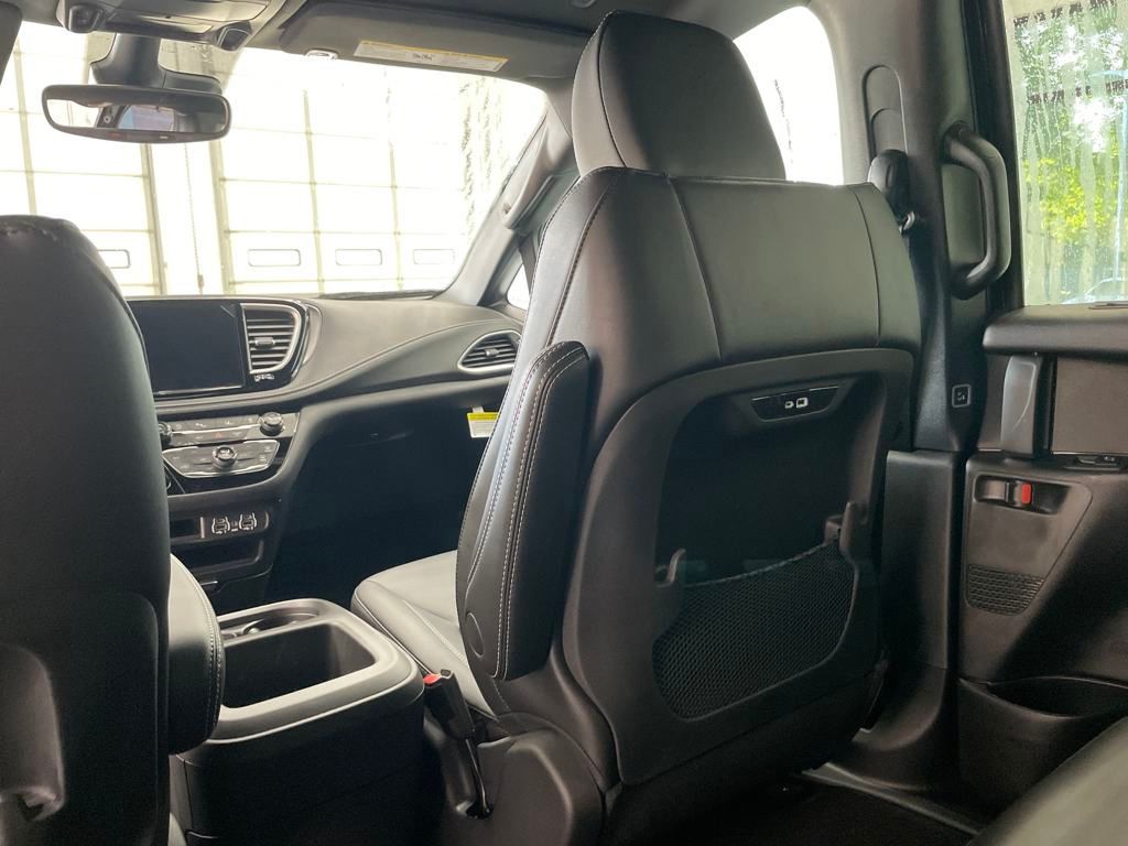 2025 Chrysler Pacifica photo 9
