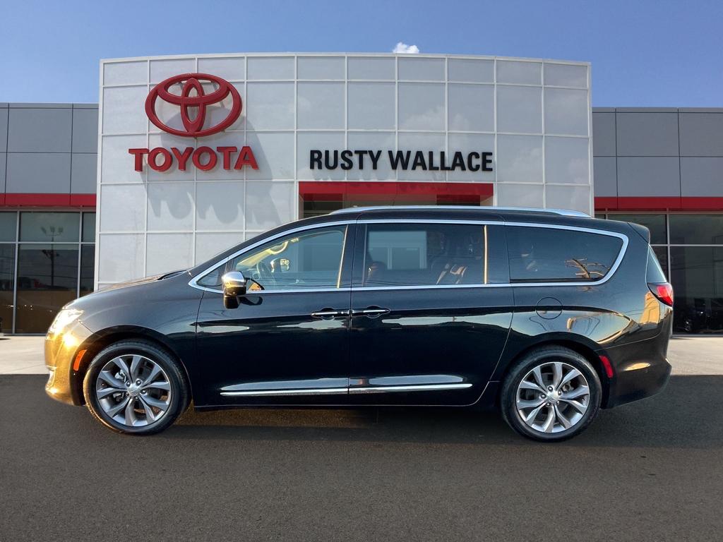 2019 Chrysler Pacifica Limited's photo