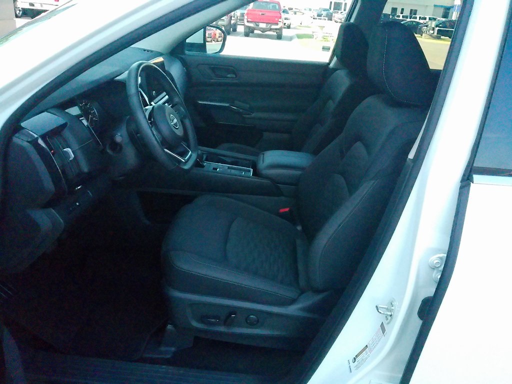 2023 Nissan Pathfinder SV photo 8