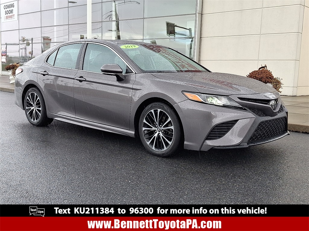 2019 Toyota Camry SE's photo