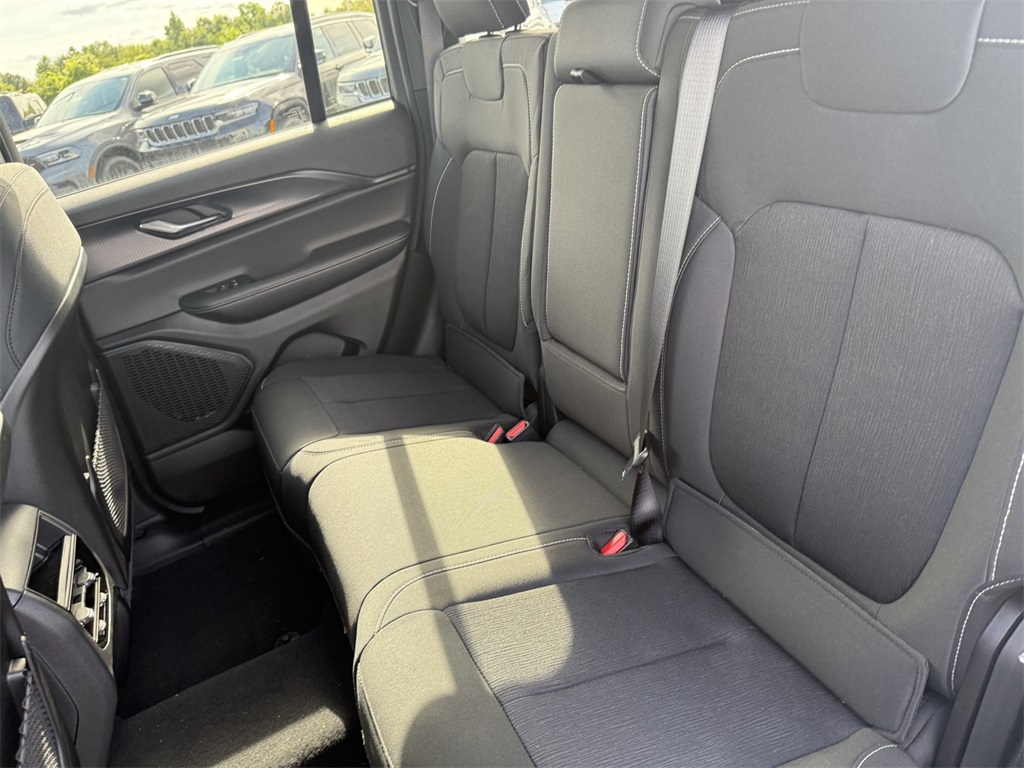 2025 Jeep Grand Cherokee Laredo photo 28