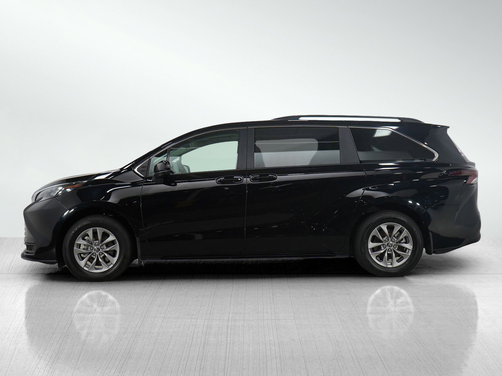 Used 2025 Toyota Sienna LE with VIN 5TDKSKFC1SS177382 for sale in Bloomington, Minnesota
