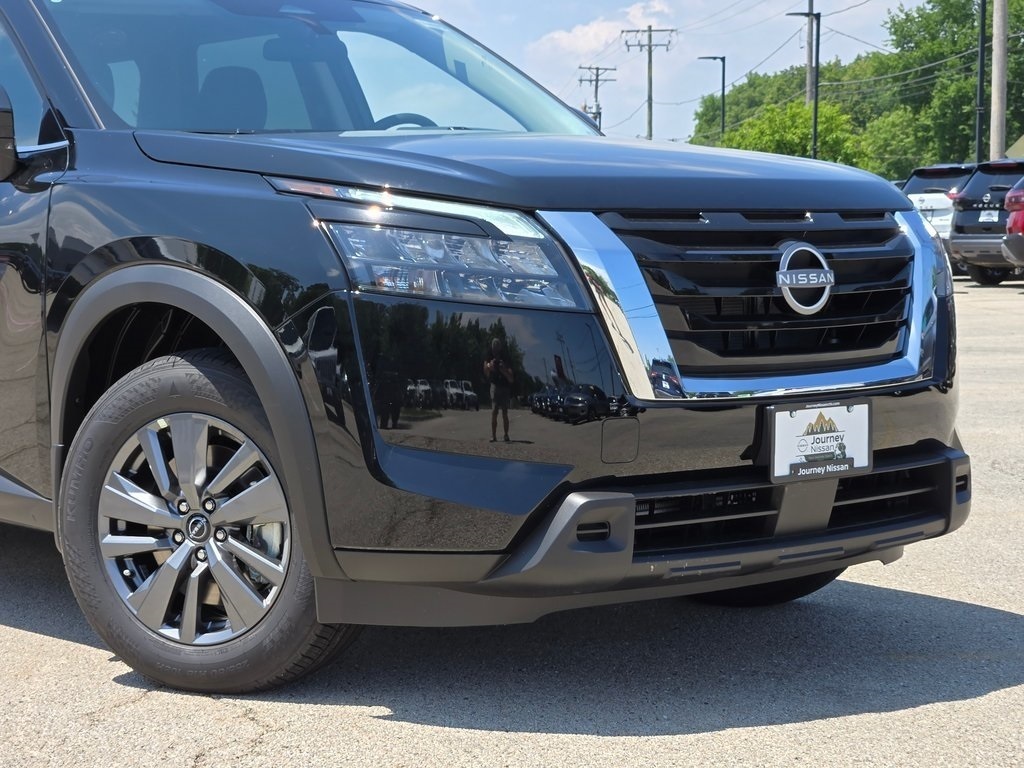 2025 Nissan Pathfinder SV photo 2