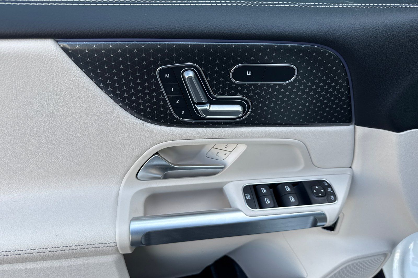 2025 Mercedes Benz GLB 250 photo 18