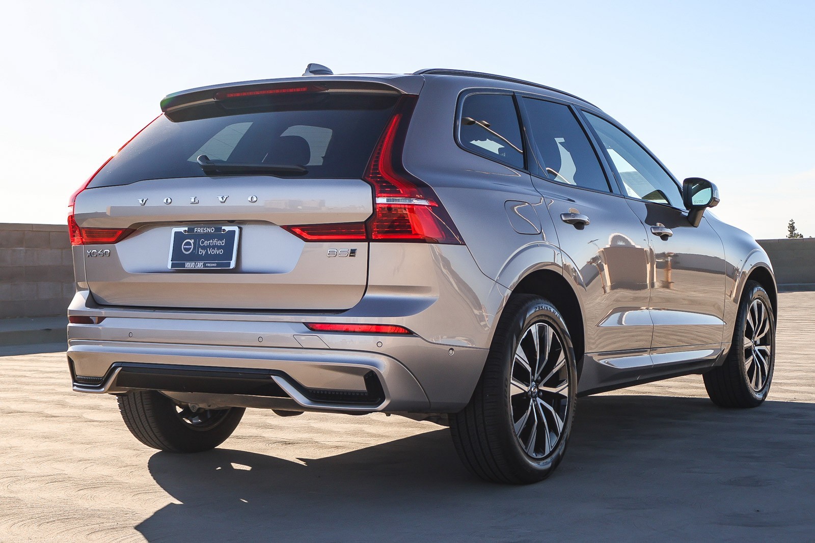 2025 Volvo XC60 B5 Plus photo 2