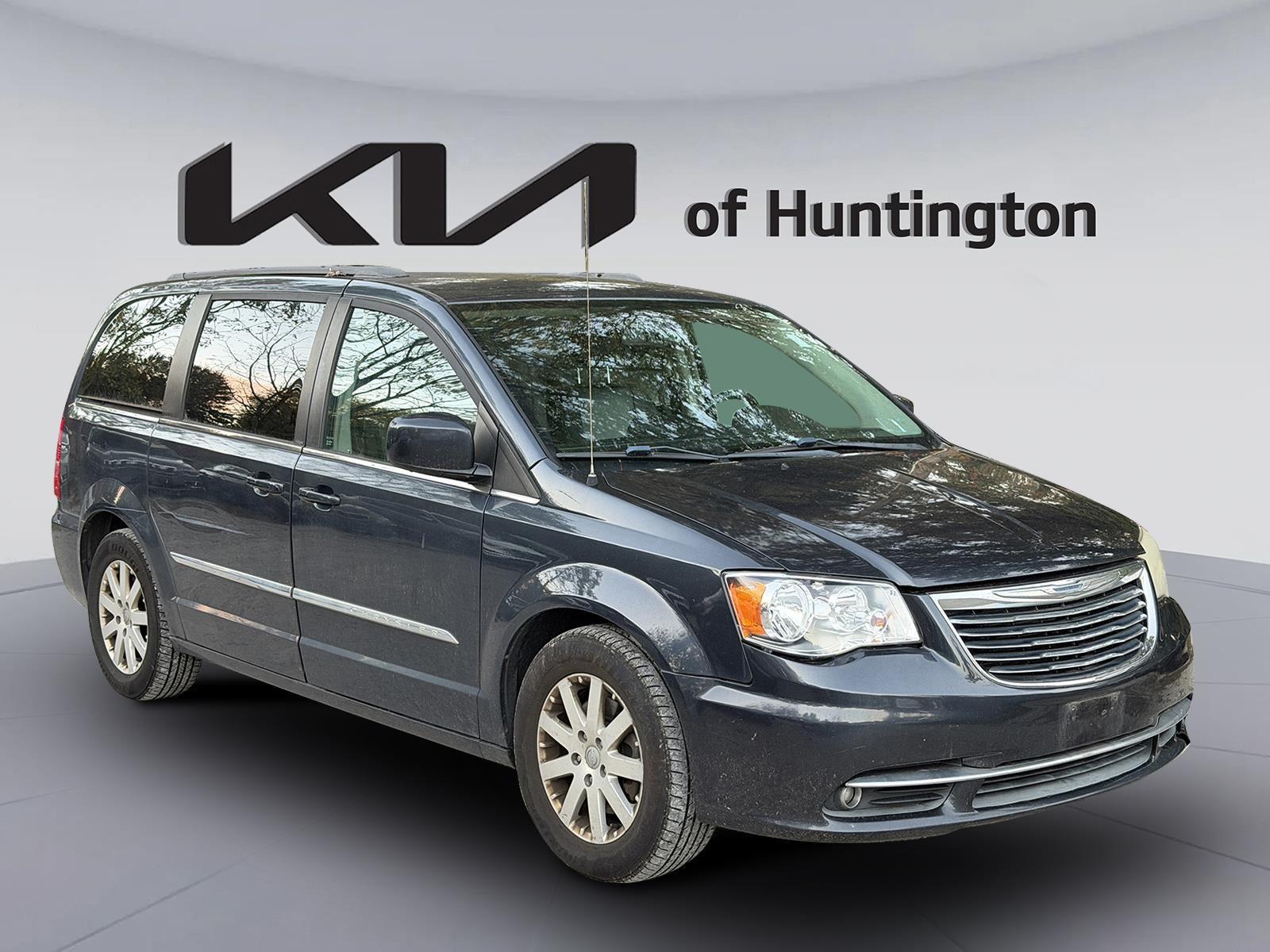 2013 Chrysler Town & Country Touring's photo