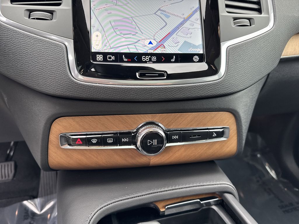 2025 Volvo XC90 Core photo 26